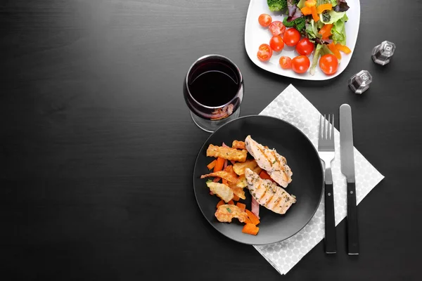 Teller mit gegrilltem Hühnerfleisch — Stockfoto