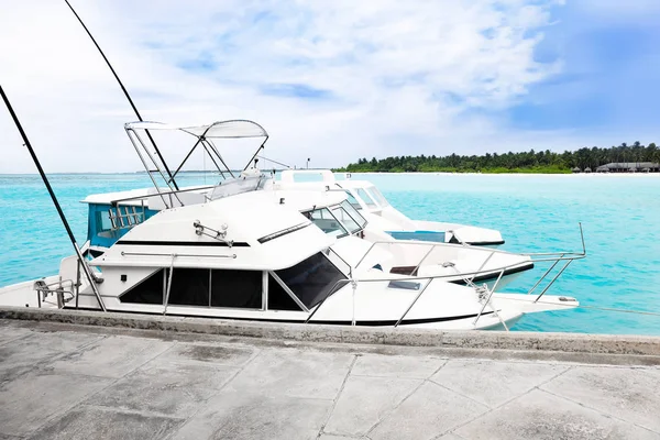 Boats at tropical resort — Stock Photo, Image