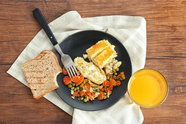 Placa con cazuela, verduras y vaso de jugo fresco en la mesa — Foto de Stock