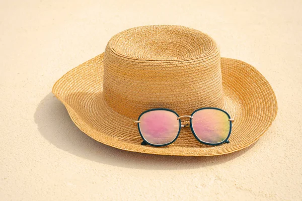 Chapéu Óculos Sol Areia Resort Mar Conceito Férias Verão — Fotografia de Stock