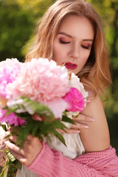 Fiatal nő, pünkösdi rózsa csokor — Stock Fotó