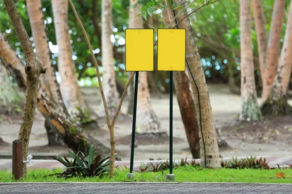 Panneau blanc dans le parc de la station tropicale — Photo