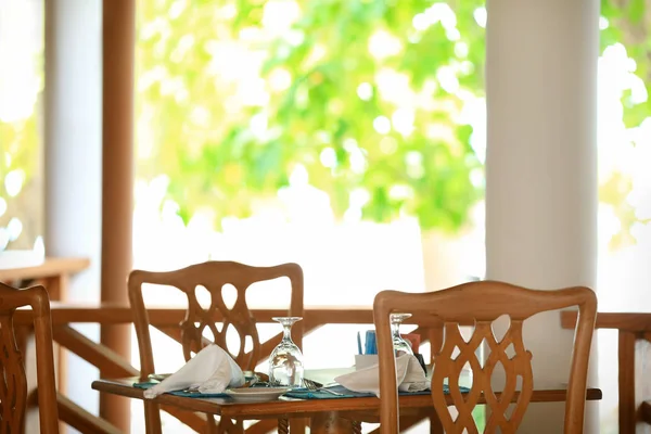 Накрытый стол в современном кафе на курорте — стоковое фото