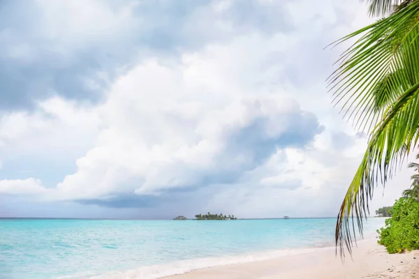 Bewölktes Wetter am tropischen Strand am Sommertag — Stockfoto