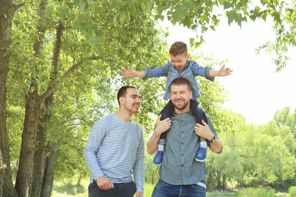 Park oğluyla gay çift gülümseyen — Stok fotoğraf