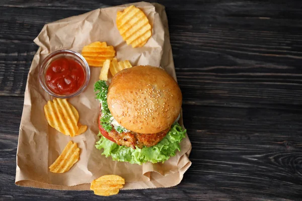 Tasty turkey burger with chips — Stock Photo, Image