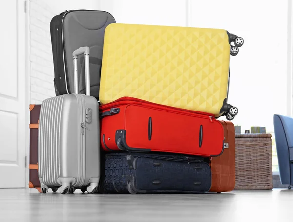 Forskjellige kofferter i lysrommet. Overvekting av bagasje – stockfoto