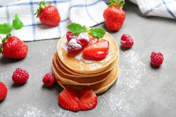 Crêpes aux framboises et fraises — Photo