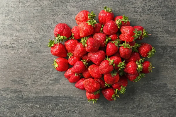 Leckere frische Erdbeeren auf grauem Tisch — Stockfoto