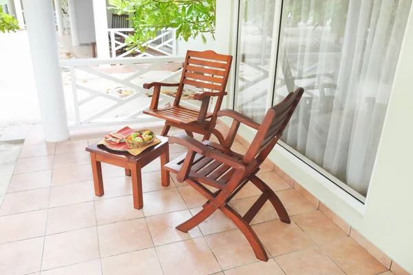 Mesa Pequena Com Café Manhã Saudável Cadeiras Madeira Livre — Fotografia de Stock