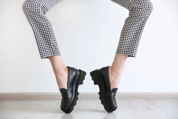 Nohy mladé ženy v stylové boty — Stock fotografie