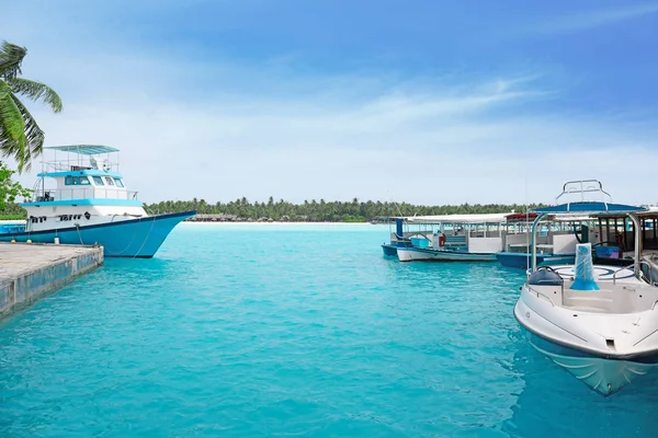 Barche moderne ormeggiate al resort tropicale — Foto Stock