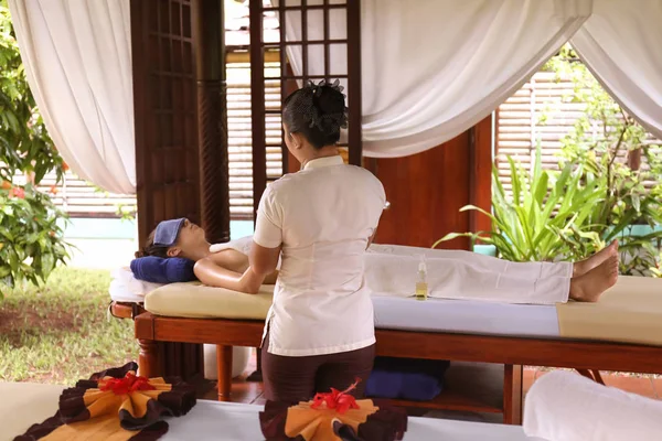 Mooie jonge vrouw ontvangst massage in spa salon — Stockfoto