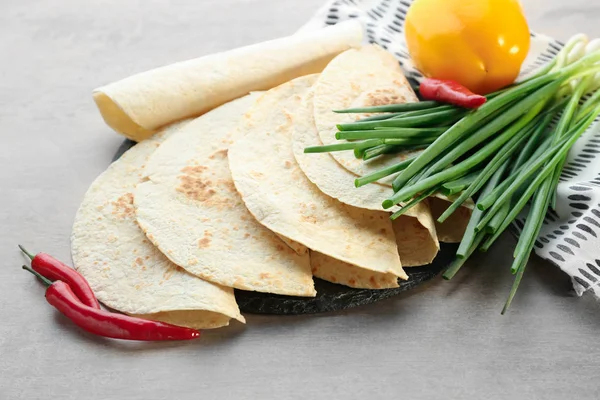 Tablo üzerinde nefis mayasız ekmeği