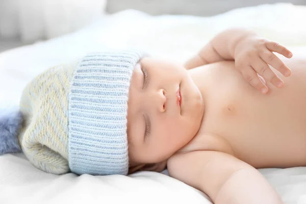 Niedliches kleines Baby schläft zu Hause auf dem Bett — Stockfoto