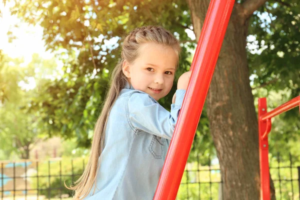 Meisje spelen op de speelplaats voor — Stockfoto