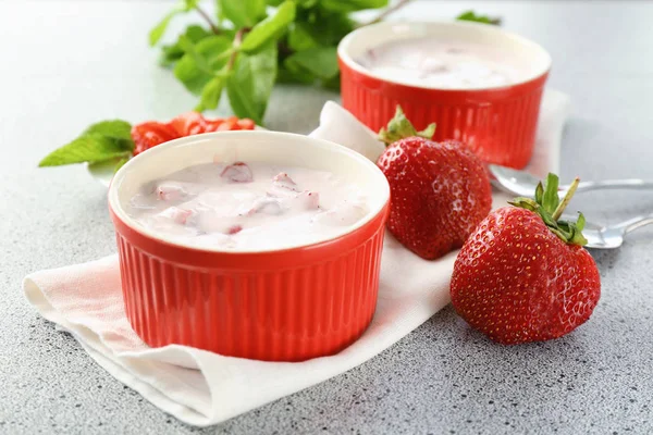 Kase lezzetli çilekli yoğurt tablo ile