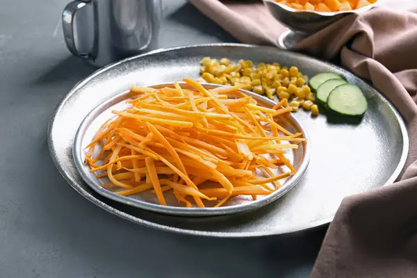 Metal plaka ile lezzetli havuç salatası masasında