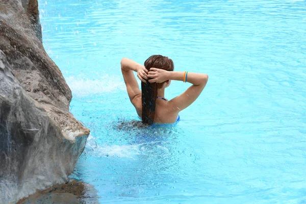 Mooie jonge vrouw — Stockfoto