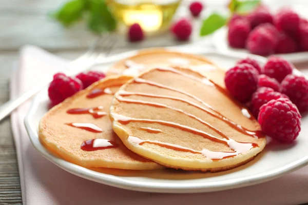 Placa con deliciosos panqueques — Foto de Stock