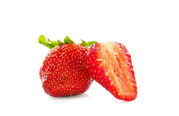 Köstliche reife Erdbeeren auf weißem Hintergrund — Stockfoto