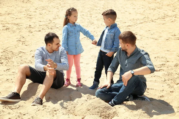 Manliga Homosexuella Par Med Barn Som Leker Sand — Stockfoto