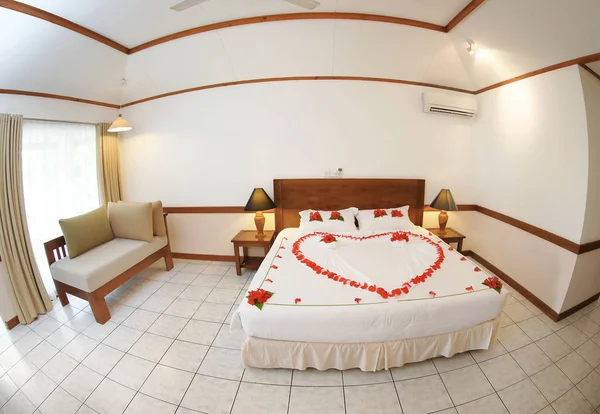 호텔-리조트에서 큰 침대 — 스톡 사진
