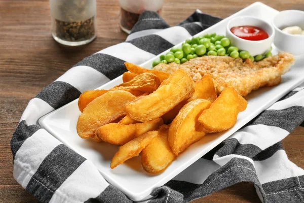 Plate with fried fish — Stock Photo, Image