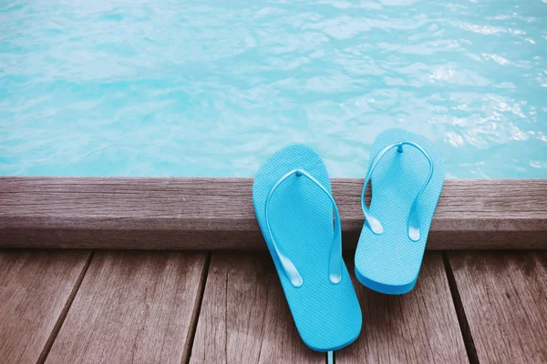 Flip Flops Trä Ponton Resort Till Sjöss Sommar Semester Koncept — Stockfoto