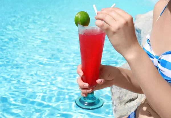 Ung kvinna med cocktail på resort — Stockfoto