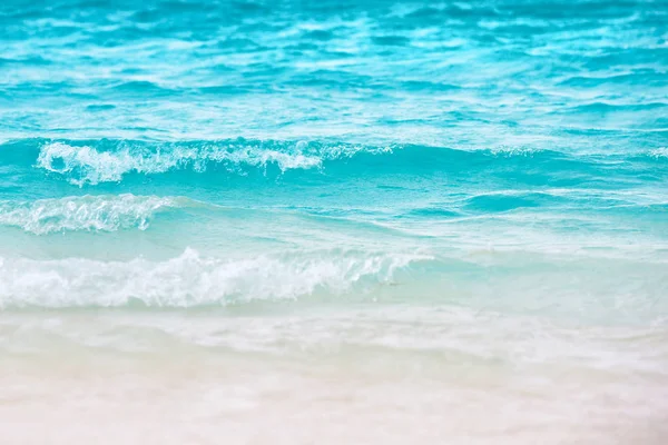 Κύματα της θάλασσας στην παραλία στο θέρετρο — Φωτογραφία Αρχείου