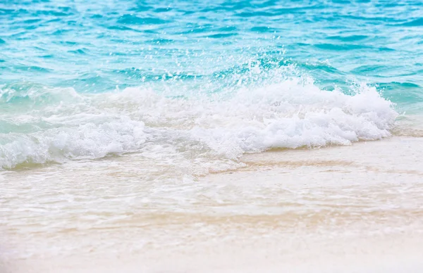 Sea waves on beach at resort — Stock Photo, Image