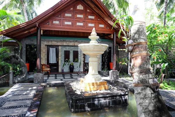 Açık havada oryantal spa salonu yakınındaki güzel çeşme