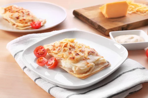 Lasagne, ost og tomater – stockfoto