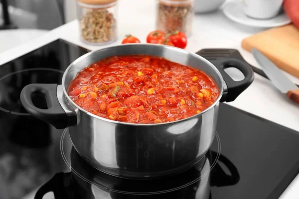 Sartén con chile pavo listo en la estufa — Foto de Stock