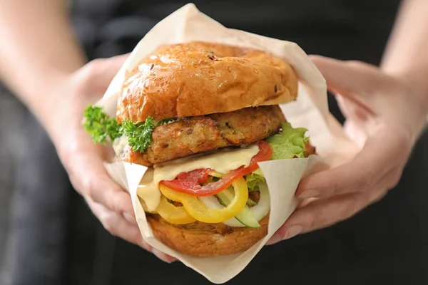 Frau hält Burger mit Truthahn in Papier — Stockfoto
