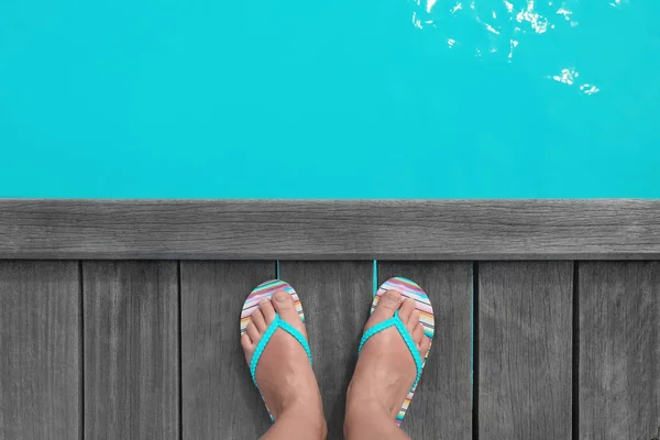 Piedi Donna Infradito Piedi Pontone Legno Località Balneare Concetto Vacanza — Foto Stock