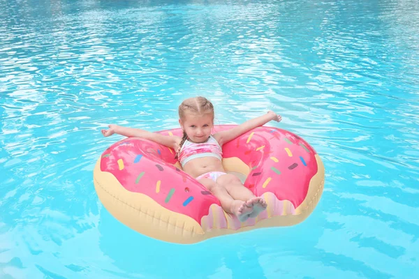 Söt Liten Flicka Uppblåsbara Donut Poolen — Stockfoto
