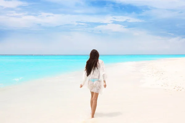Hermosa mujer joven en la playa del mar — Foto de Stock