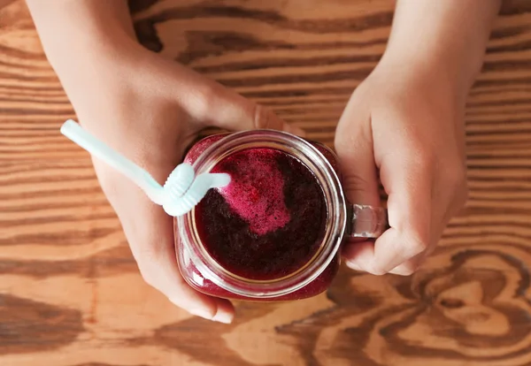 Kavanoz pancar güler yüzlü ile eller 