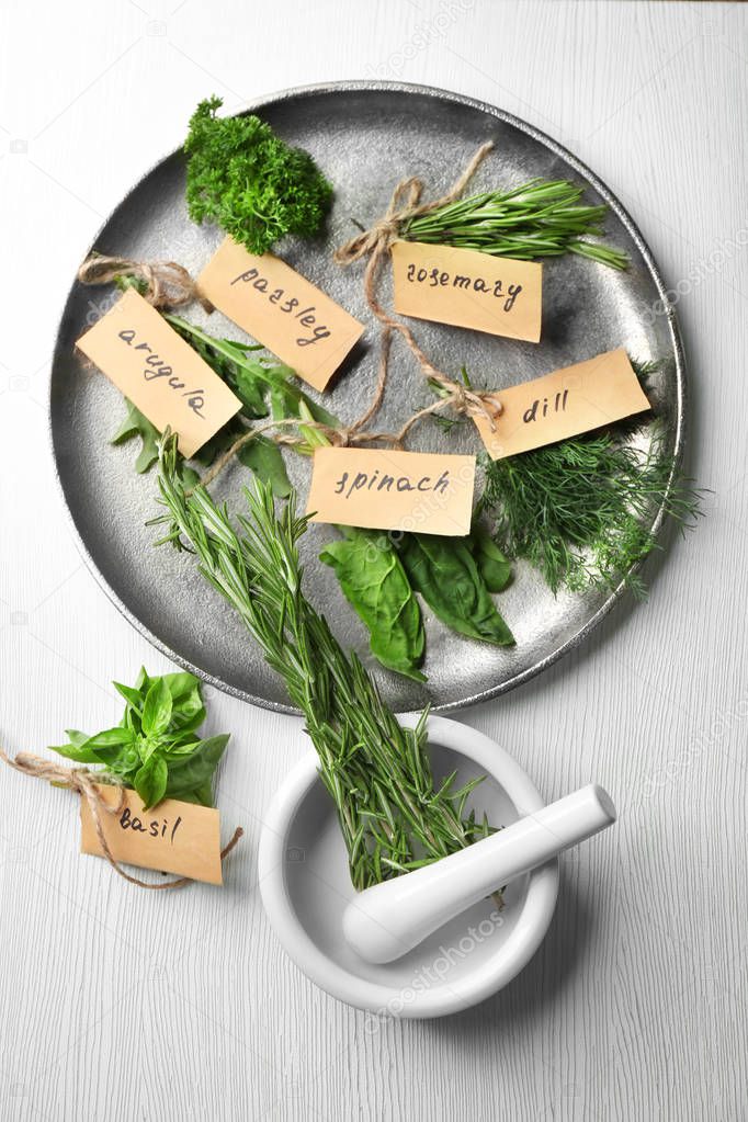 Frische Kräuter und Papiere mit geschriebenen Namen — Stockfoto
