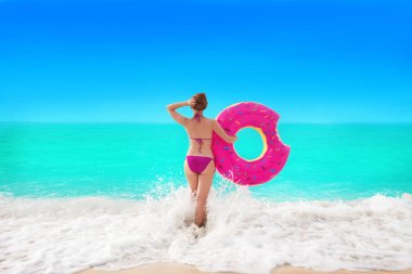 renkli şişme çörek kadınla 