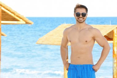 Yakışıklı genç adam sahilde