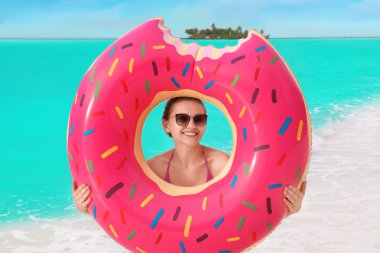 renkli şişme çörek kadınla 