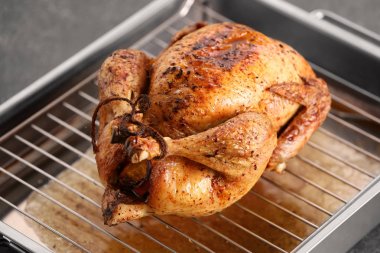 Tepsi pişirme üzerinde lezzetli altın Türkiye