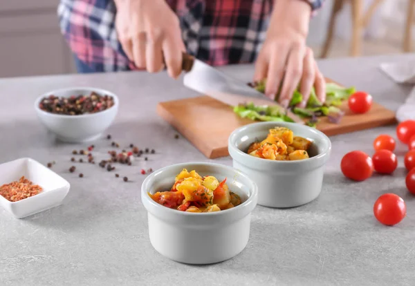 Kadın mutfakta lezzetli yemek