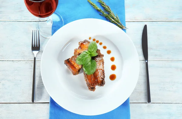 Assiette avec de délicieuses côtes — Photo