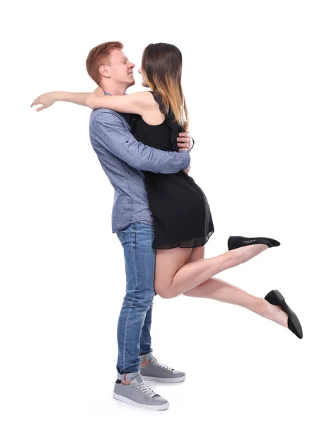 Lyckliga unga paret på vit bakgrund — Stockfoto