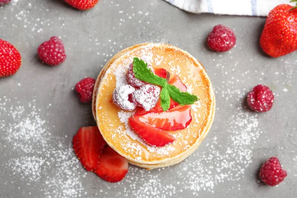 라즈베리와 딸기가 들어 있는 팬케이크 — 스톡 사진