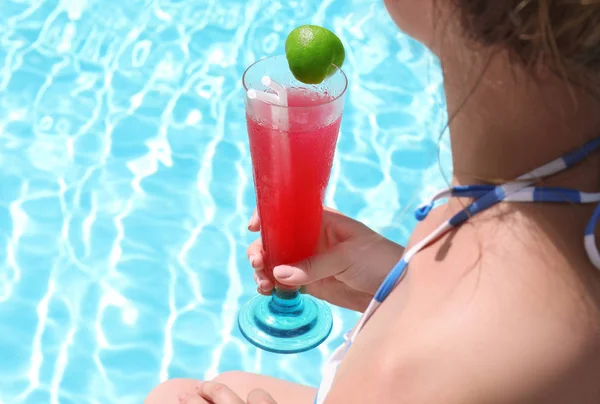 Young woman with cocktail at resort — Stock Photo, Image